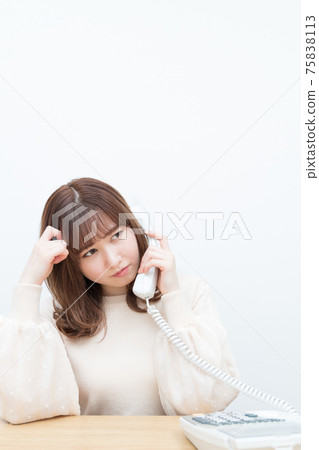 一個在座機上交談時思考的女人 一個在座機上交談時思考的女人 75838113