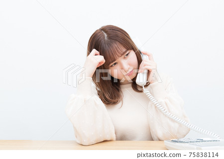 一個在座機上交談時思考的女人 一個在座機上交談時思考的女人 75838114