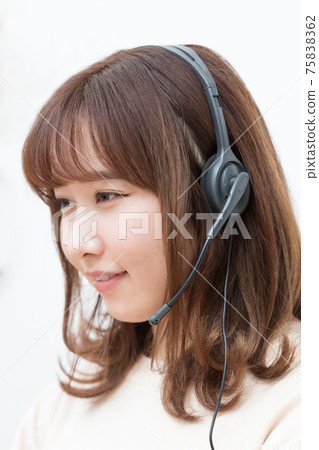 一個女人和耳機聊天 75838362