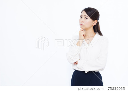 Worried 30's business woman 75839035