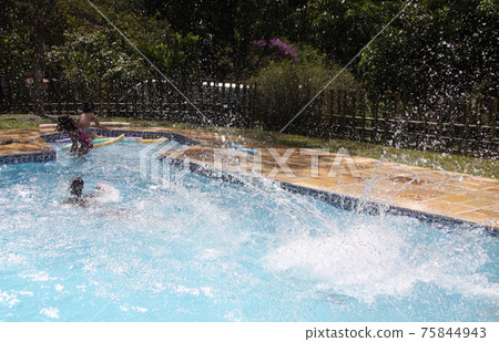 夏日泳池和飛濺 夏日泳池和飛濺 75844943
