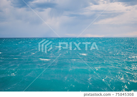 Seascape with clear horizon line and cloudy sky. 75845308