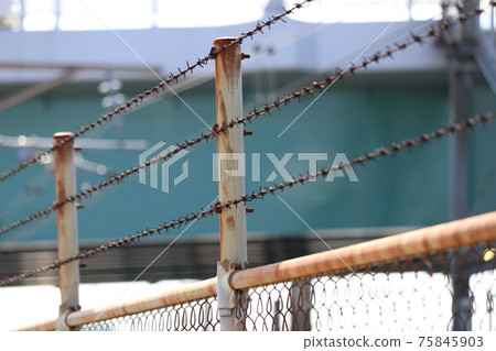 Barbed wire installed along the Sobu Rapid Line (near JR East Makuhari Depot Center) Barbed wire installed along the Sobu Rapid Line (near JR East Makuhari Depot Center) 75845903