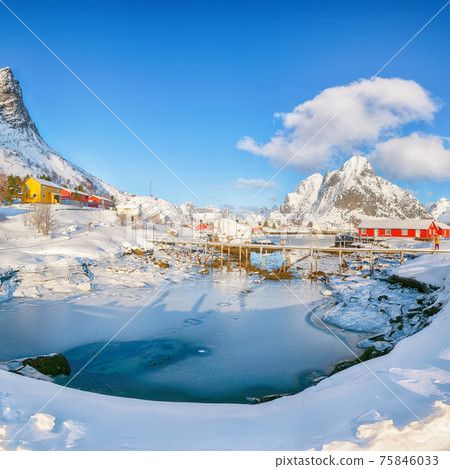Splendid winter sunny view on Hammarskaftet Mountain Peak with footbridge above Gravdalbukta bay 75846033