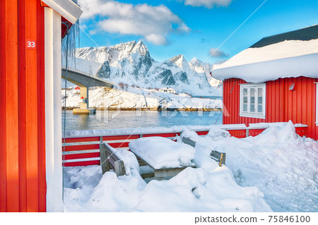 Fabulous winter view on Hamnoy village and bridge to Olenilsoya island. 75846100