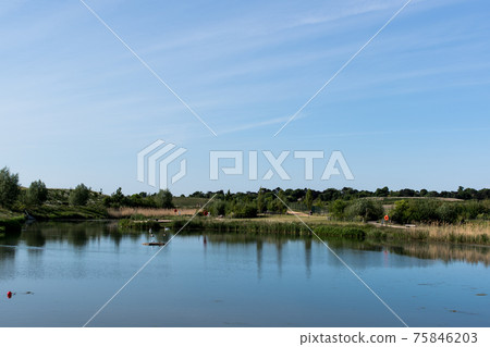 初夏長廊,池塘和藍天 初夏長廊,池塘和藍天 75846203