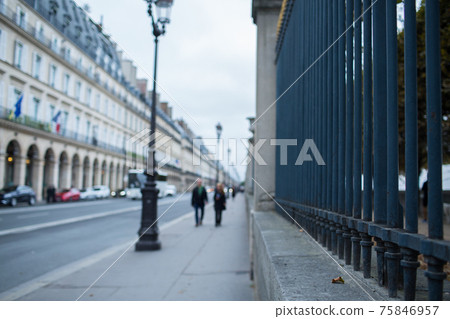 沿著巴黎，里沃利街（Rue de Rivoli）和杜伊萊里公園（Tuilerie Park）。 75846957