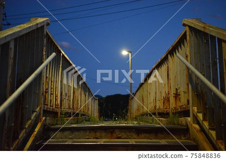 Overpass at night 75848836