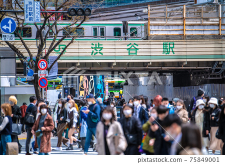 在取消日本東京市容的第一天，許多人湧出（取消緊急狀態）。即將到來的突變株感染爆炸... = 3月22日 75849001