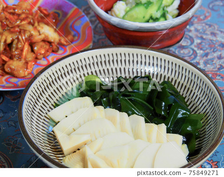 Sashimi of bamboo shoots and wakame seaweed 75849271