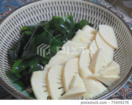 Sashimi of bamboo shoots and wakame seaweed 75849276