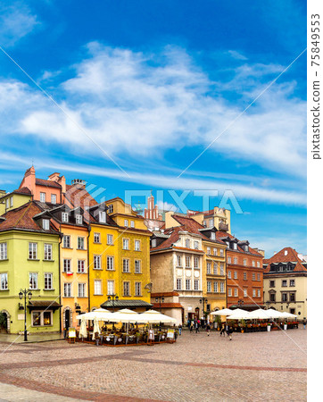 Old town square in Warsaw 75849553