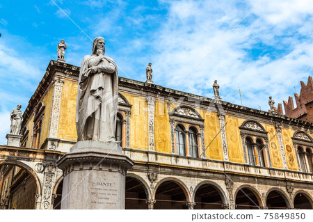 Statue of Dante   in Verona, Italy 75849850