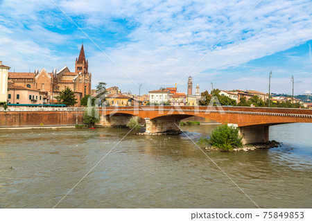 Cityscape of Verona, Italy 75849853