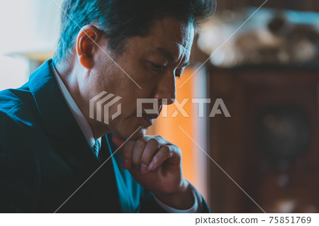 Middle businessman worried 75851769