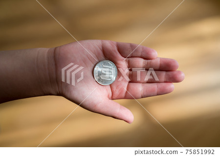 Educate children about money 75851992