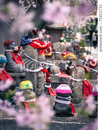 Jizo with masks 75852735