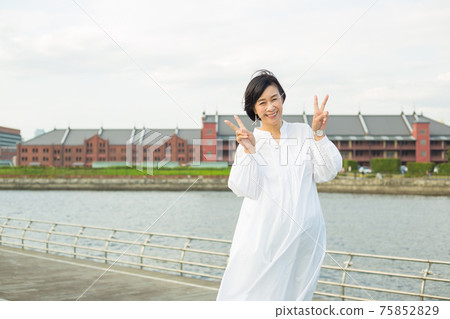 享受橫濱山下公園的令人耳目一新的中年婦女 享受橫濱山下公園的令人耳目一新的中年婦女 75852829