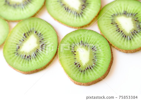 切成薄片的奇異果 切成薄片的奇異果 75853384