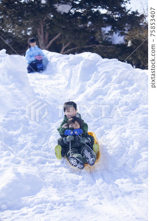 Children playing sledding 75853407