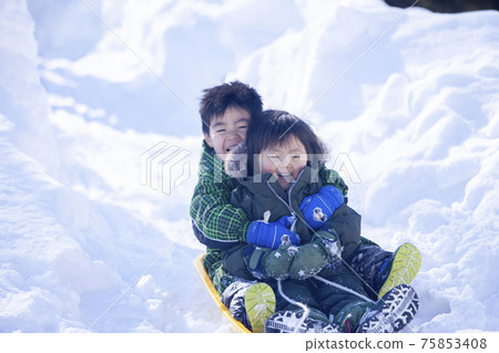 孩子們玩雪橇 孩子們玩雪橇 75853408