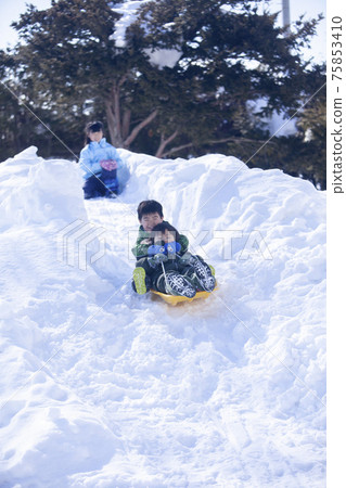 孩子們玩雪橇 孩子們玩雪橇 75853410