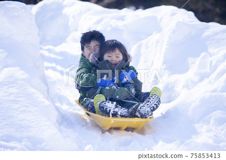 Children playing sledding 75853413