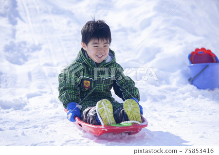 孩子們玩雪橇 75853416