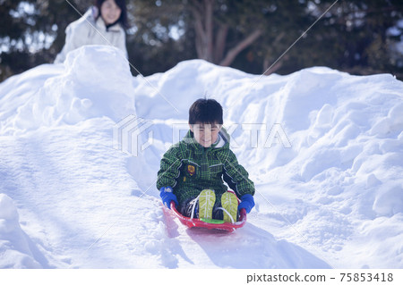 Children playing sledding 75853418