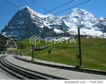 瑞士Kleine Scheidegg站左起的Eiger和Mönch 瑞士Kleine Scheidegg站左起的Eiger和Mönch 75853987