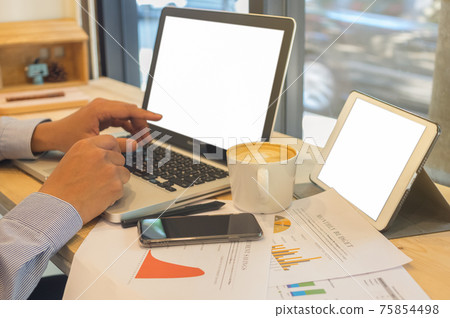 businessman using laptop computers 75854498