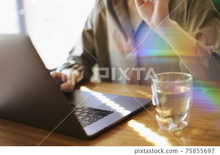 在家做工作的婦女 75855697