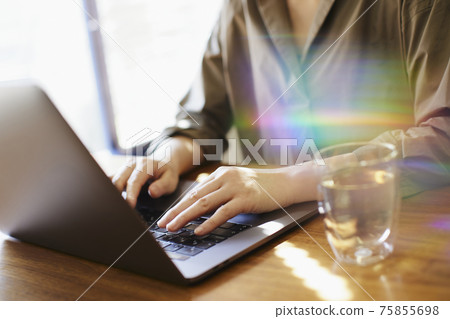 在家做工作的婦女 75855698