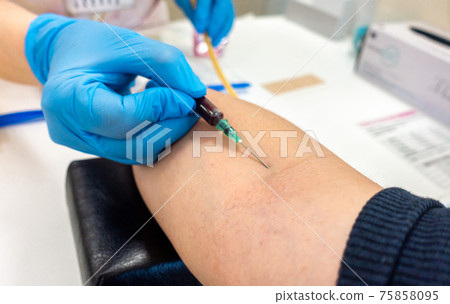 Blood sampling scene / image of health examination 75858095