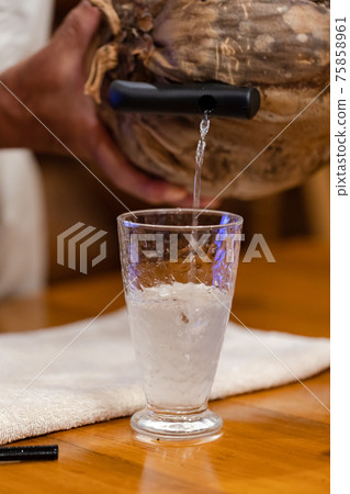 Coconut juice 75858961
