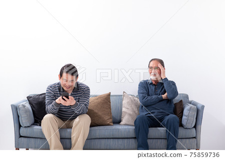 父母和孩子高級男性中間男性 75859736
