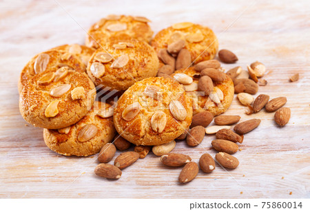Macaroons with almonds 75860014