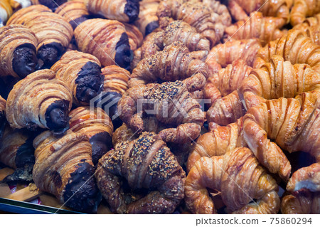 Croissants in pastry shop 75860294
