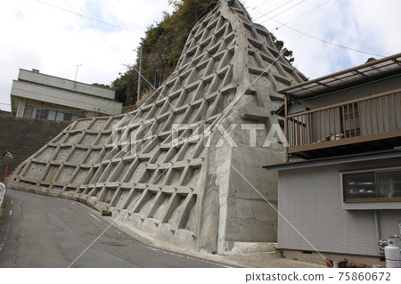 Concrete cliff 75860672