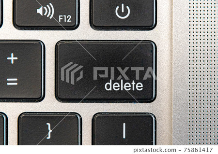 Laptop keyboard close-up / delete 75861417