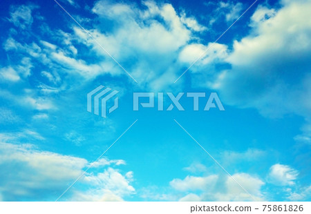 淺藍的天空和流動的白雲，有復制空間 75861826