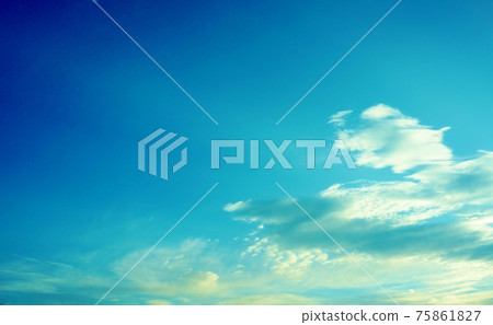 淺藍的天空和流動的白雲,有復制空間 淺藍的天空和流動的白雲,有復制空間 75861827