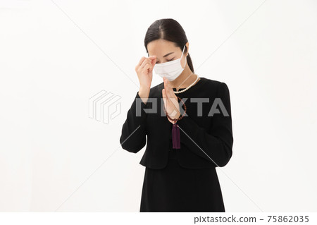 燃燒的香，喪服中的女性面具 75862035