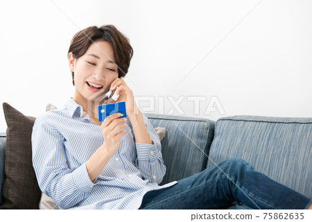 智能手機,智能手機,信用卡,女性 智能手機,智能手機,信用卡,女性 75862635