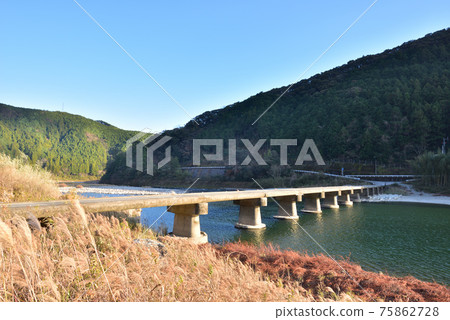 Kataoka Submersible Bridge, the last clear stream Niyodo River, Prefectural Route 301, Ochi Town, Kochi Prefecture Kataoka Submersible Bridge, the last clear stream Niyodo River, Prefectural Route 301, Ochi Town, Kochi Prefecture 75862728
