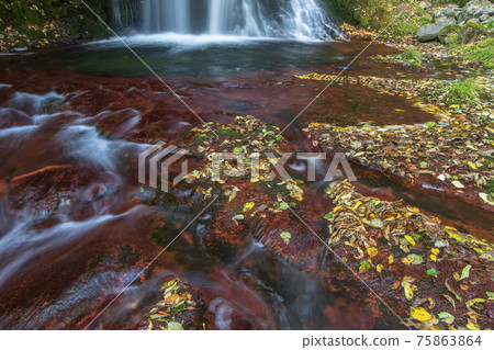 夏季西科佩村赤井瀑布的紅色基岩 夏季西科佩村赤井瀑布的紅色基岩 75863864