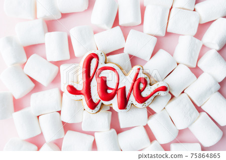 Gingerbread cookies love with white marshmallow. Valentine card. Pink background 75864865