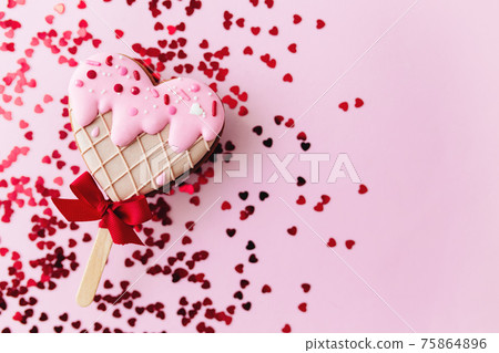 Melting ice cream heart gingerbread cookie. Valentine. Pink background, glitter 75864896