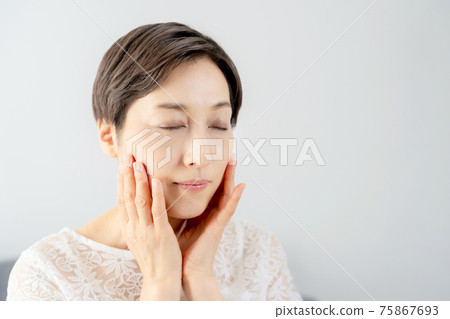 Middle women's skin care image beauty anti-aging 75867693