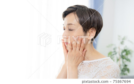 Middle women's skin care image beauty anti-aging 75867694